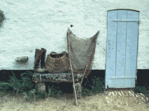 Bottes, gourbeille avec une espiot, trioulle